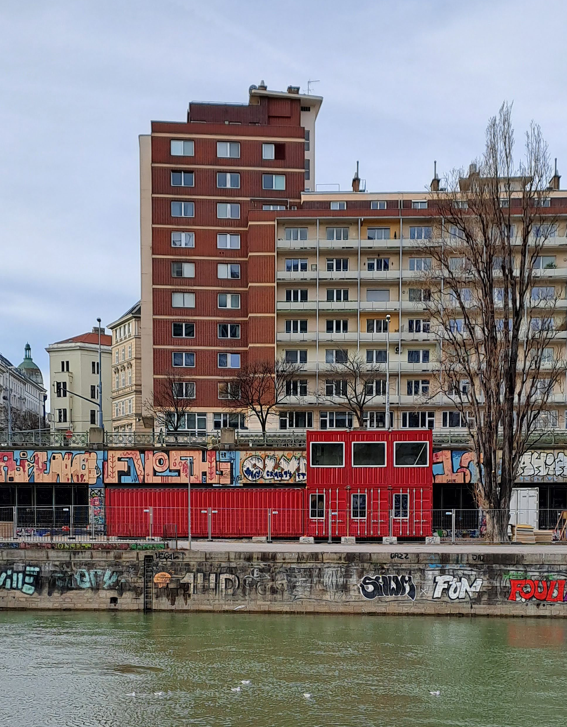 Urbane Zwischennutzung - Urban Tribes, Wien 1, Ansicht vom gegenüber liegenden Ufer mit Leopold-Figl-Hof